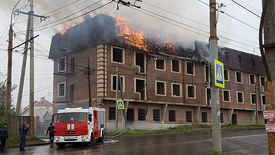 Пожар западный ростов на дону. Пожар в Ростове-на-Дону сейчас на Северном. Горит дом в Ростове на Дону. Пожар на Северном Ростов на Дону. Пожар на туристском в Ростове на Дону.