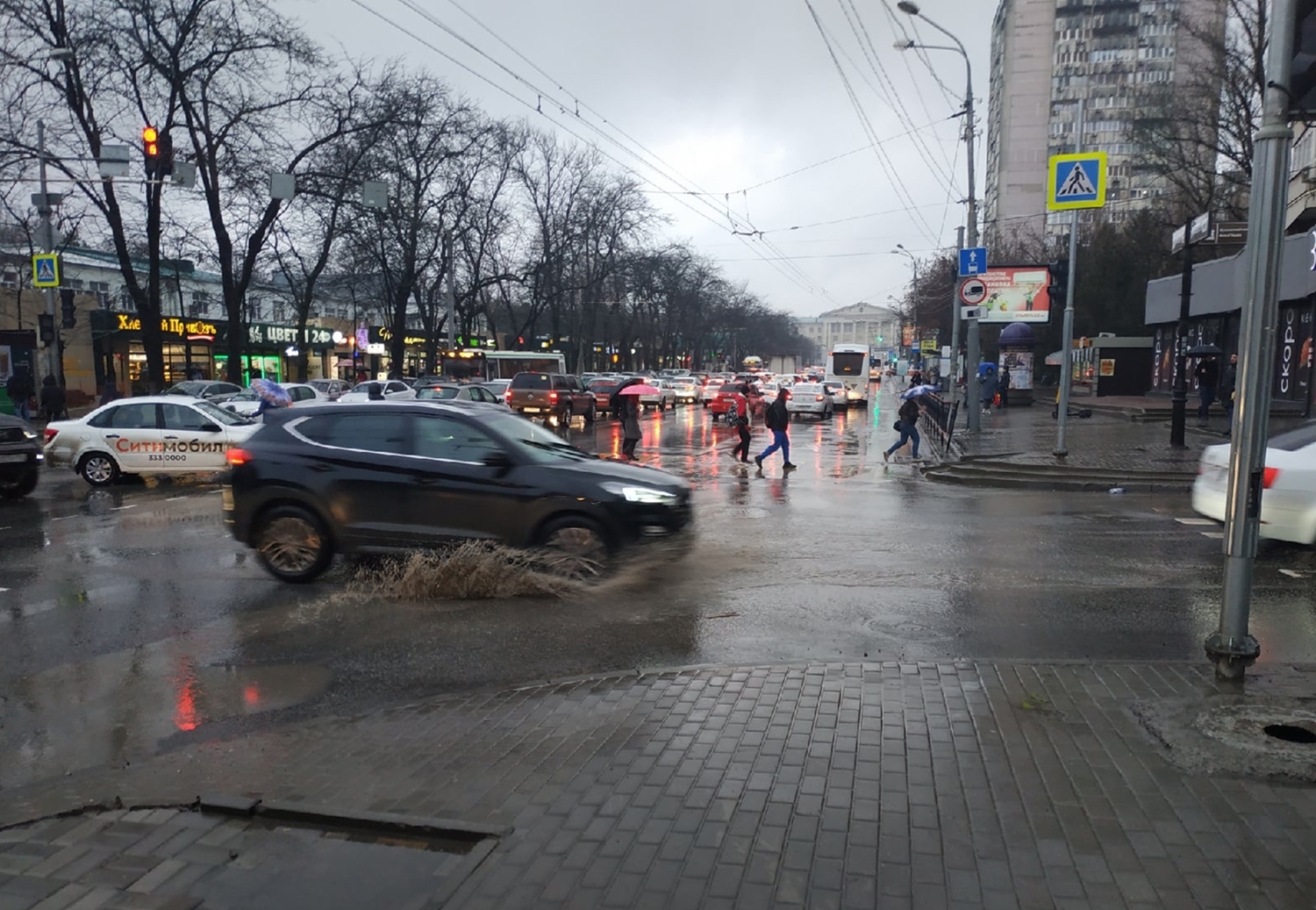 Реки на дорогах»: последствия проливного дождя в Ростове-на-Дону 18 марта  2021 - KP.RU